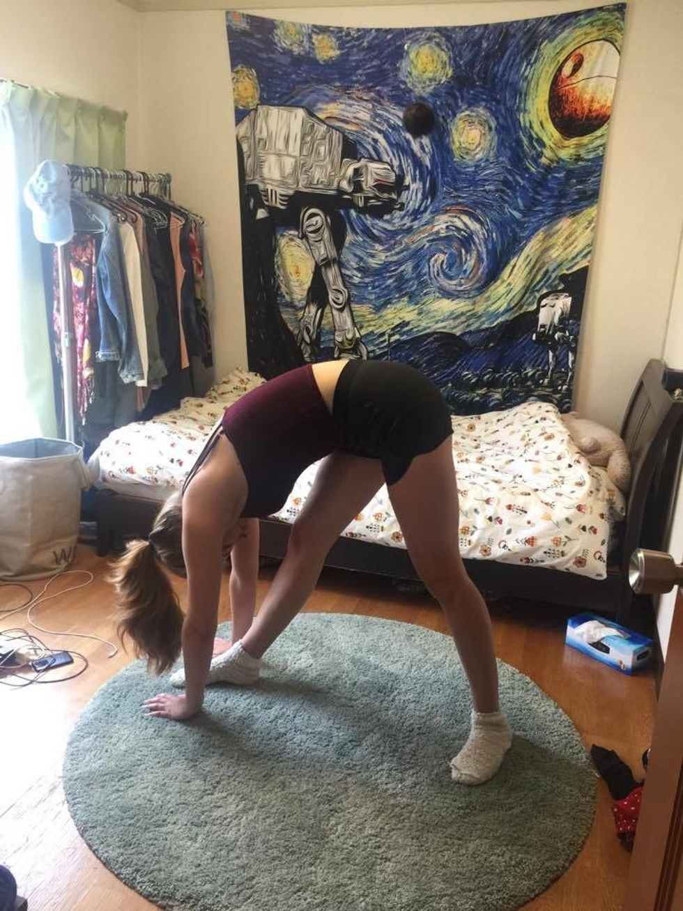 With your feet 'hips-length' apart, turn your upper body to the right and lean your upper body forward. Hold for 16 seconds, try to touch your palms to the ground without bending your knee.