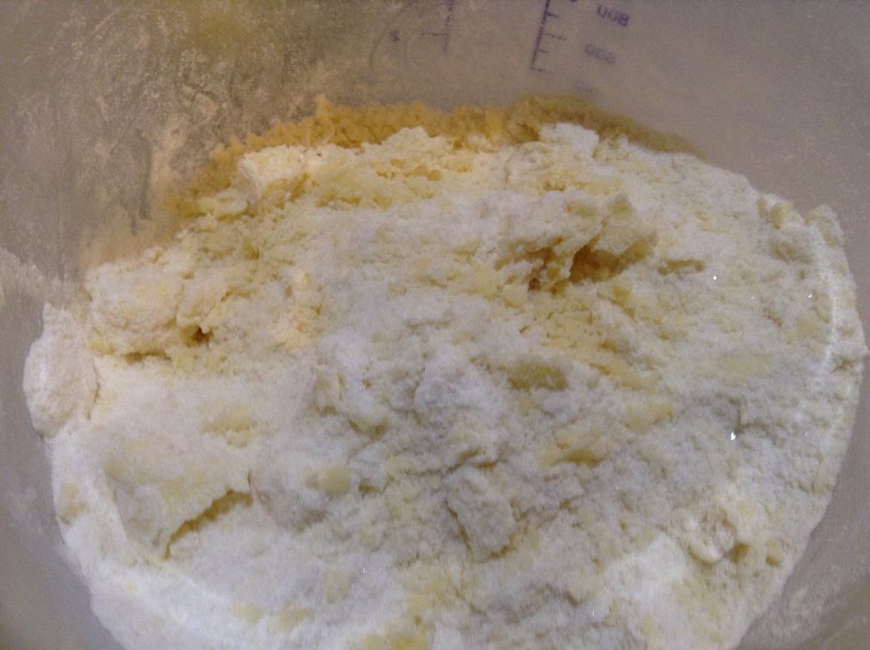 With your fingers, mix the butter, flour and sugar until crumbly