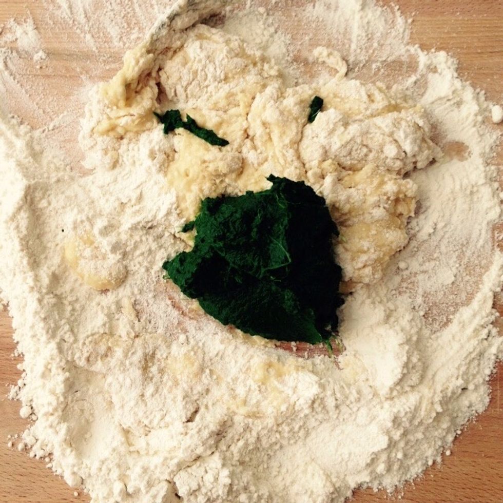 Work the eggs together with the flour and the add in the spinach puree.