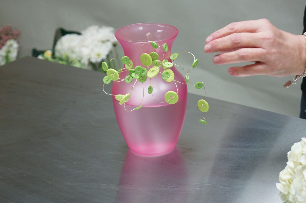 Wrap around the neck of the vase and twist to secure.