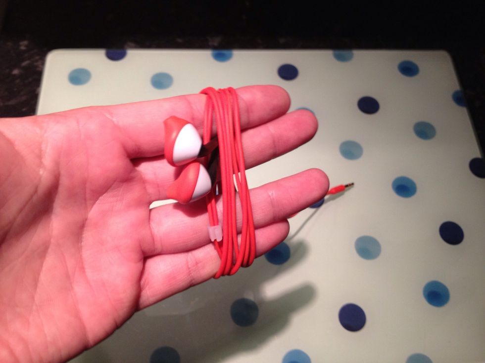 Wrap the cable around your four fingers ensuring you leave a 'pinch space' between them as shown. Leave a length of cable hanging.