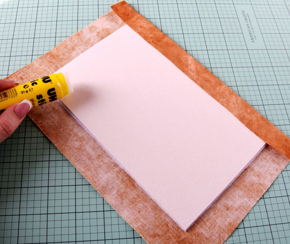 Wrap the cover with the textille.