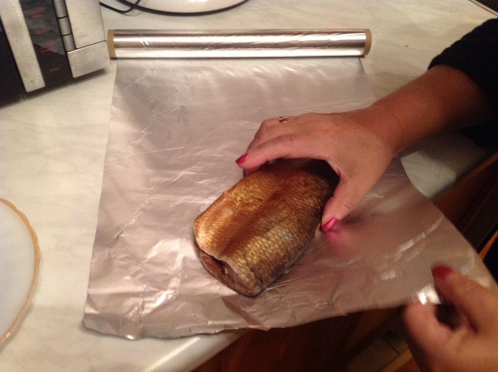 Wrap the fish into the aluminiumfoil.