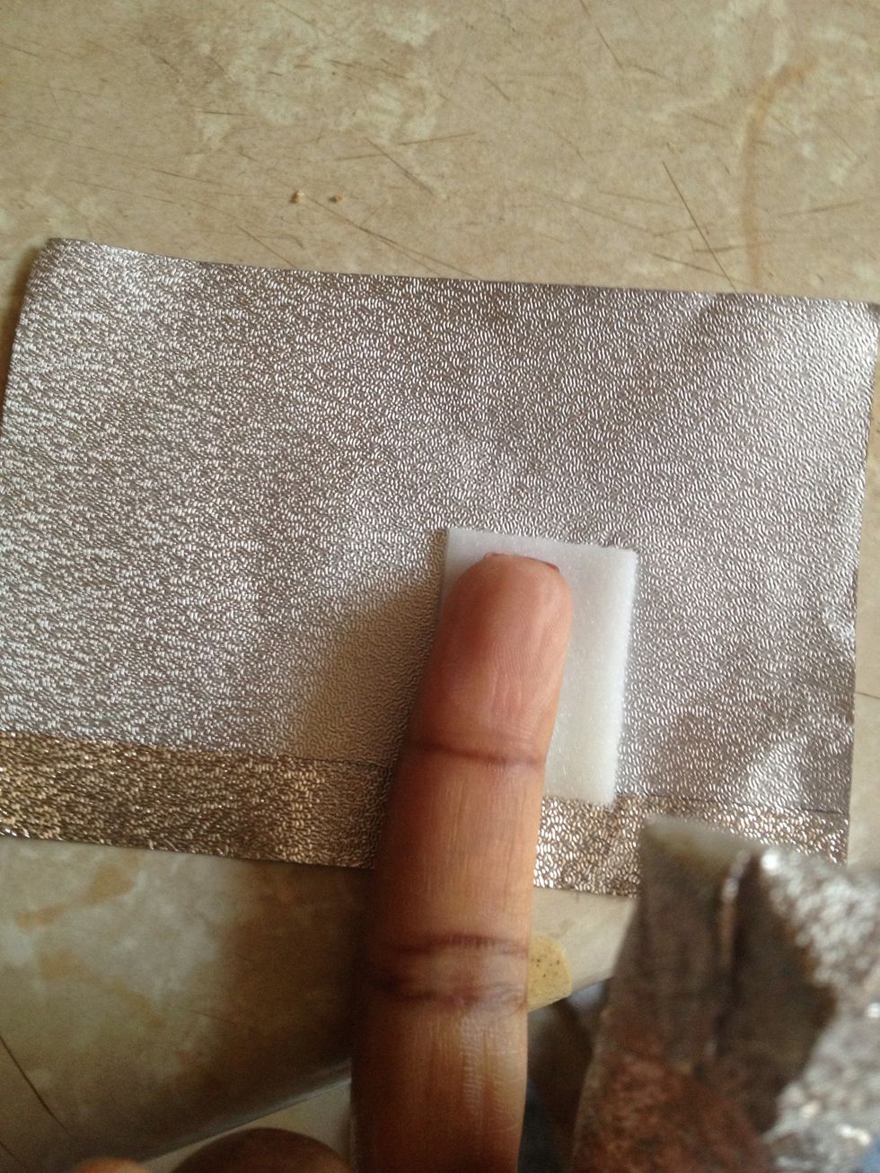 Wrap the foil around the finger with the gel part on the cotton pad