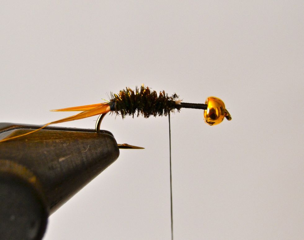 Wrap the peacock hurl forward, making each wrap snug. To make the middle of the body a little 'fatter' wrap the hurl close and if necessary over itself.