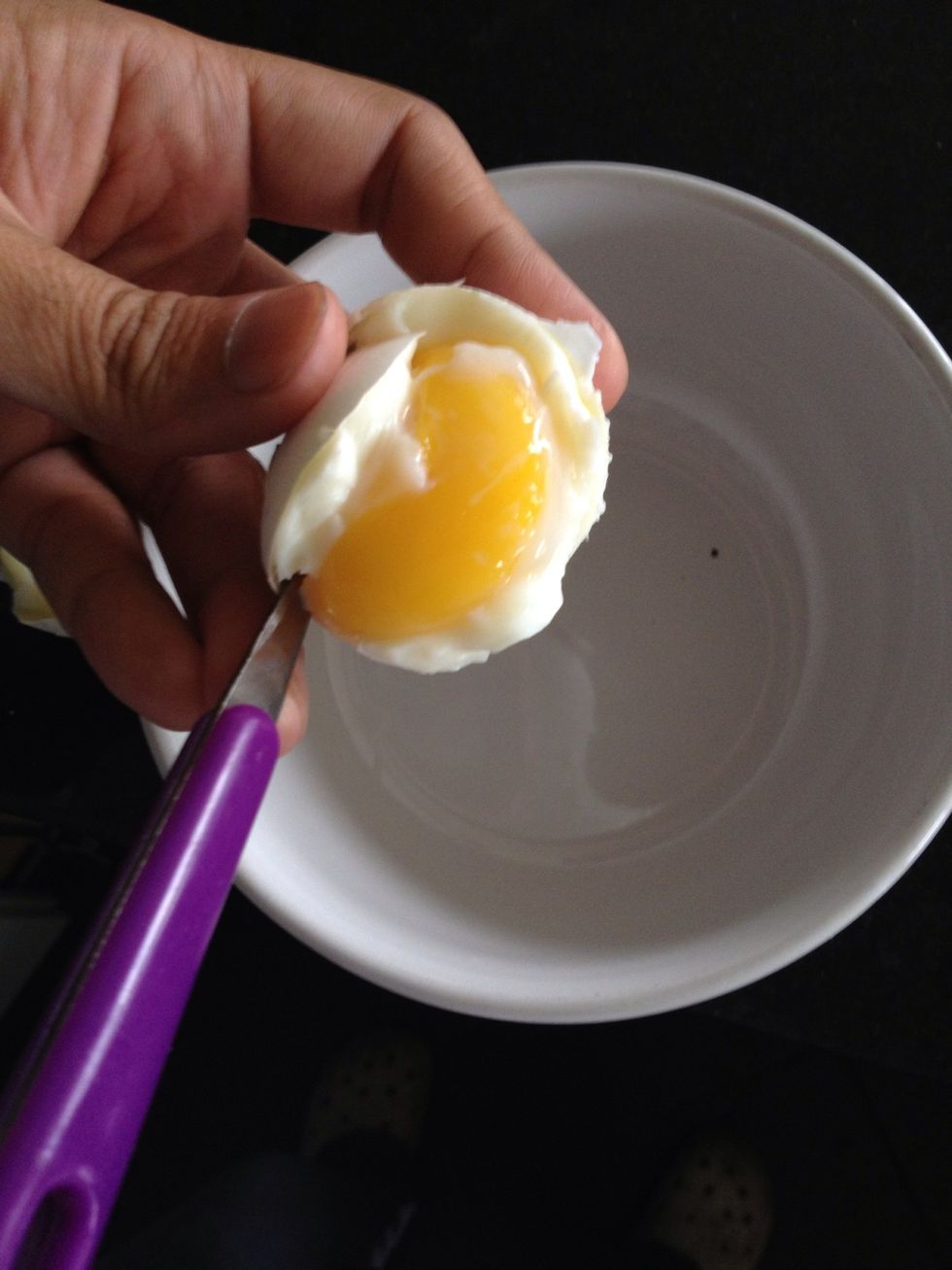 Y con una cuchara raspamos el interios teniendo cuidado que no queden pedazos de cascara