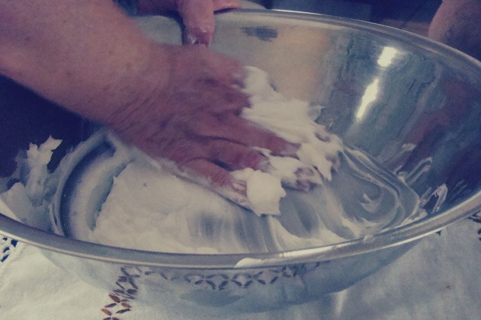 ...y quitar todos los grumos para que pueda mezclarse sin problemas con la harina.