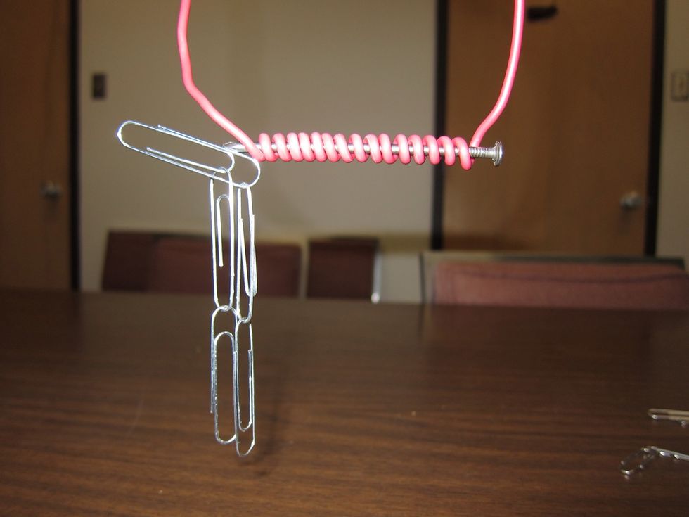 Yes! It lifts five paper clips!