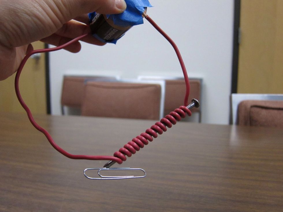 Yes! It lifts one paper clip!