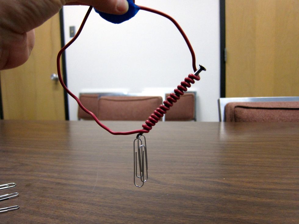 Yes! It lifts two paper clips!