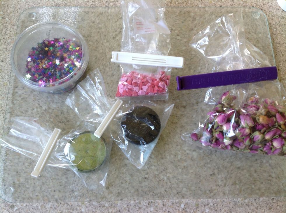 You can also add in additional dried ingredients to enhance the experience. Cosmetic glitter, rose buds....
