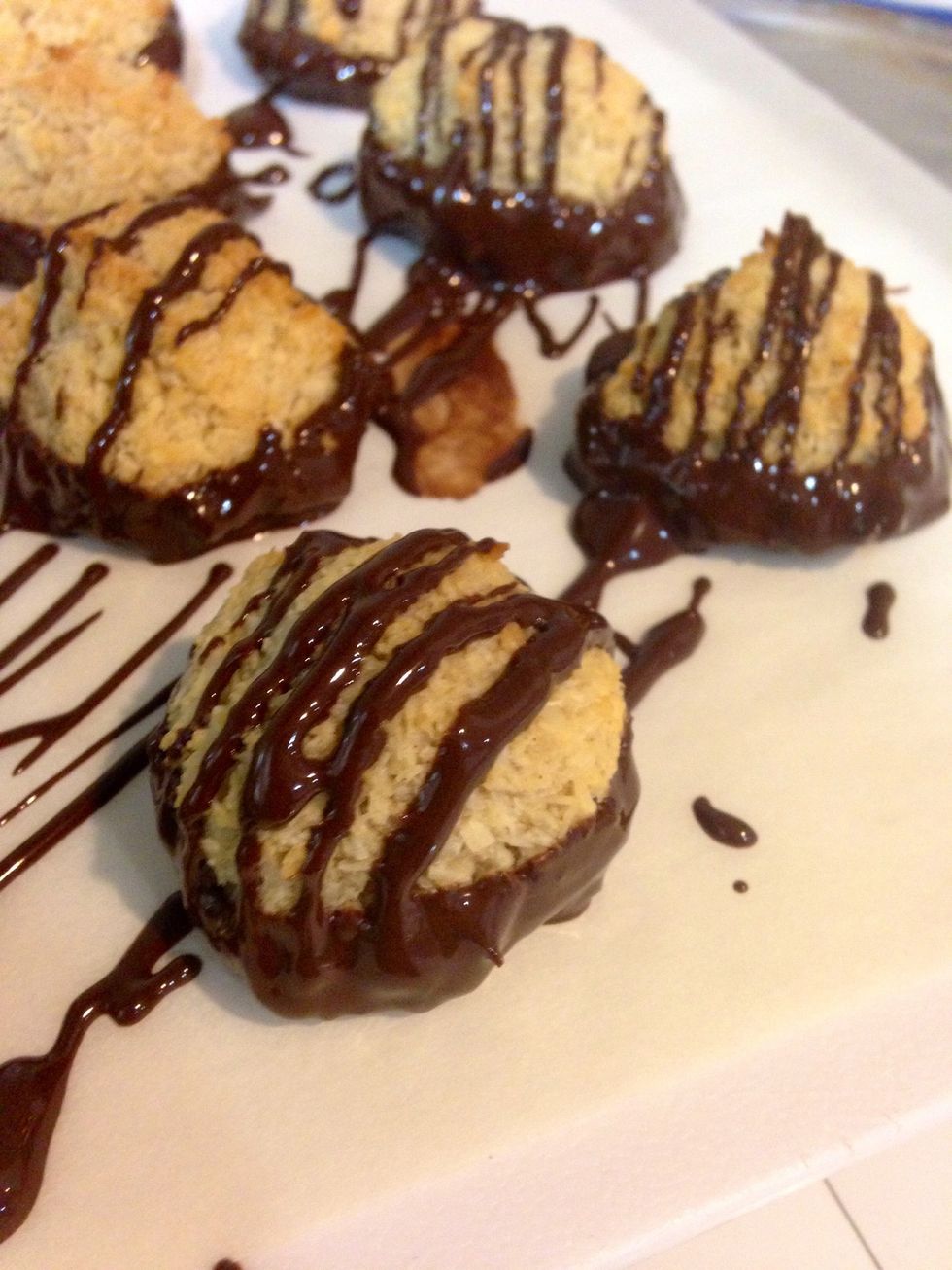 You can also drizzle chocolate over the macaroon.