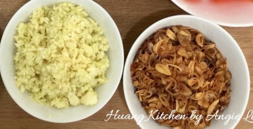 You can also finely chop garlic the day before (keep in refrigerator) and fry the sliced shallot. Retain the shallot oil to fry the pork and glutinous rice later.