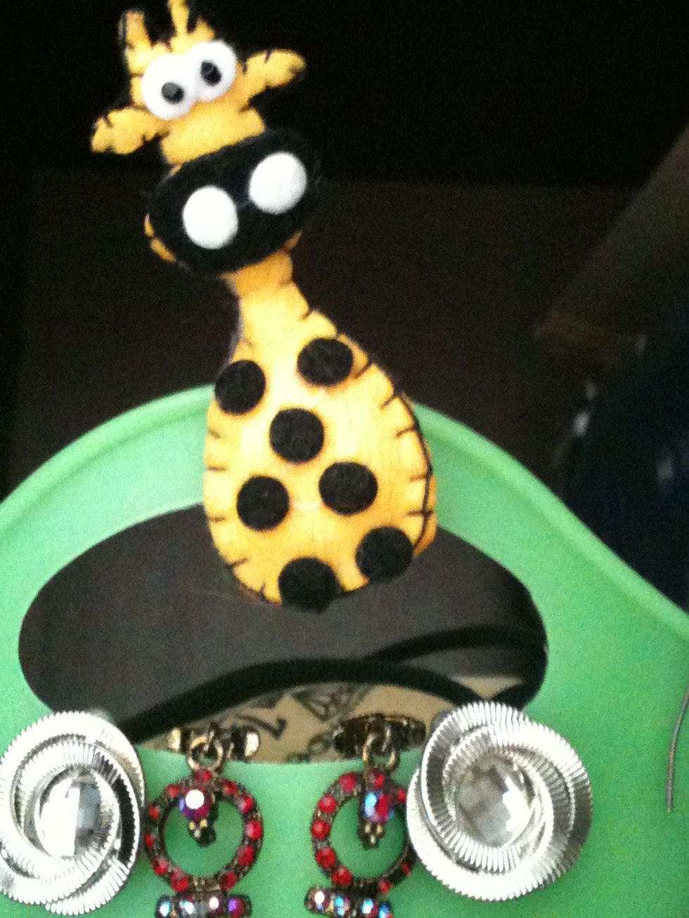 You can also hang stud earrings and broaches if they fit the rim of the basket. Then taa daaaa. Ur trinkets are organised and you can easily select from them while dressing up!