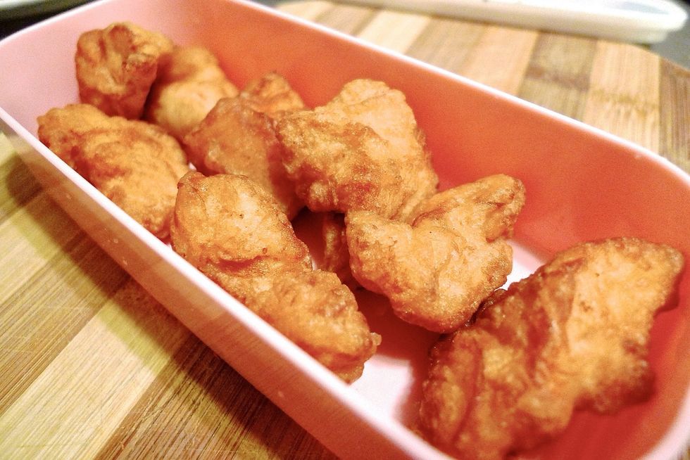 You can also make this sweet and sour chicken dish into a lunch pack. First, assemble the fried chicken cubes in a lunch box.