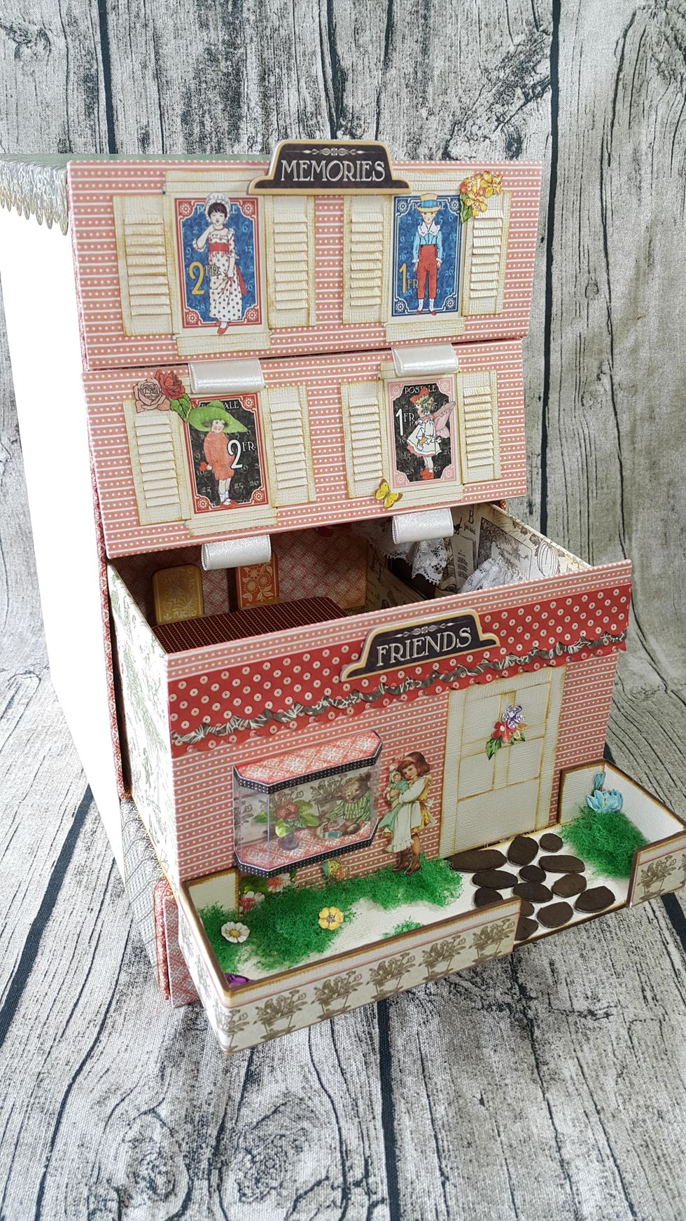 You can also not to make the playhouse, make a drawer instead for more storage.