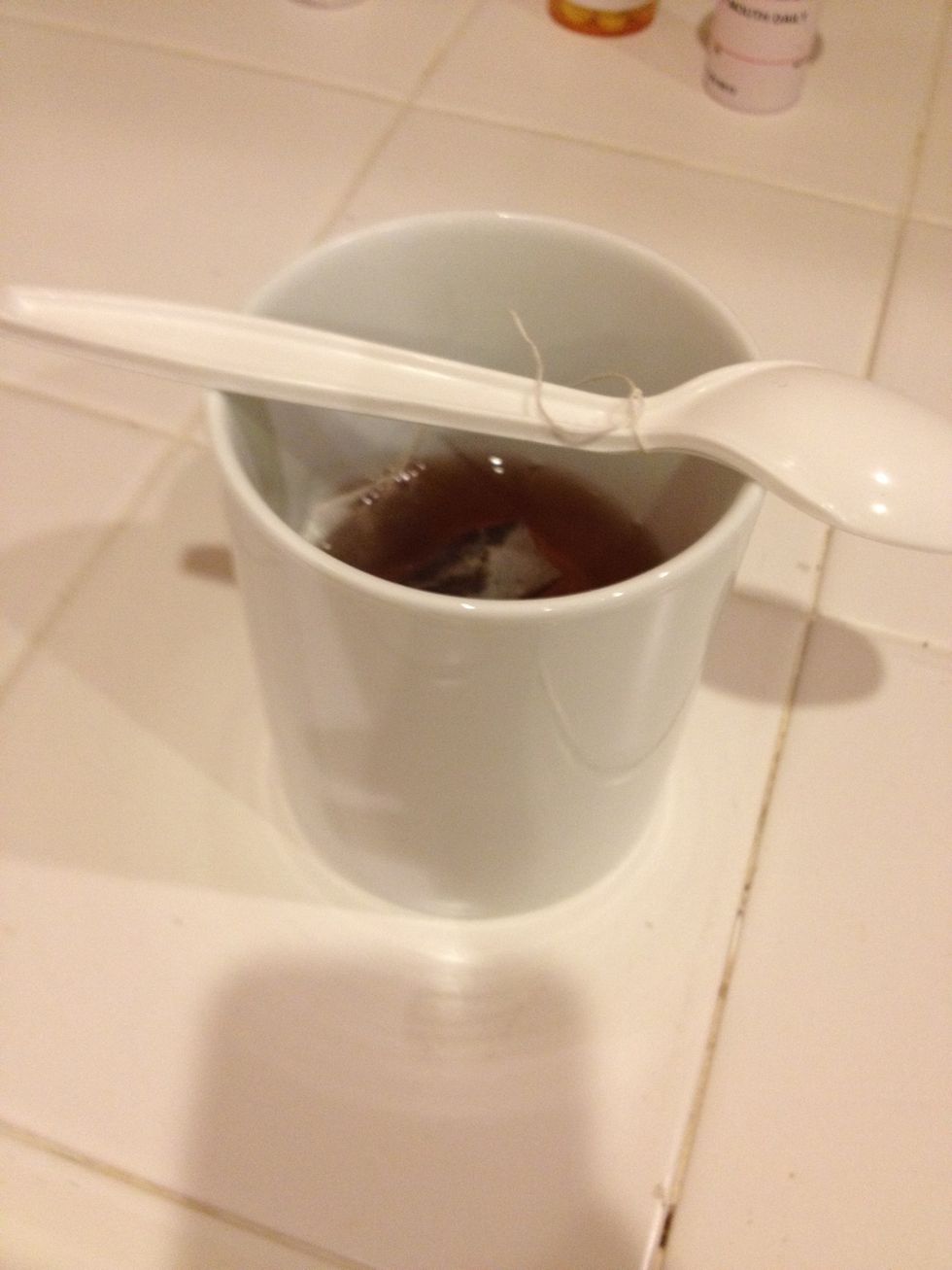 You can balance the spoon on top of the cup to make the tea.