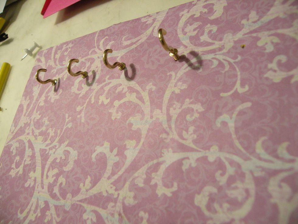 You can do any pattern of hooks and pins