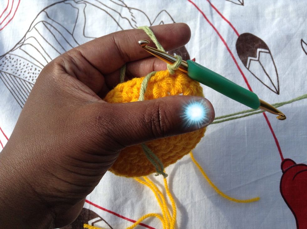 You can fasten off the old yarn and weave in the ends, or you can do a striped version. Change the colour and join the new colour with a sl st. I chose stripes.