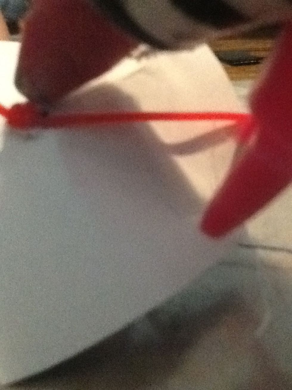 You can finish this in many ways but I'm glueing the flowers to a piece of thread to create a chain