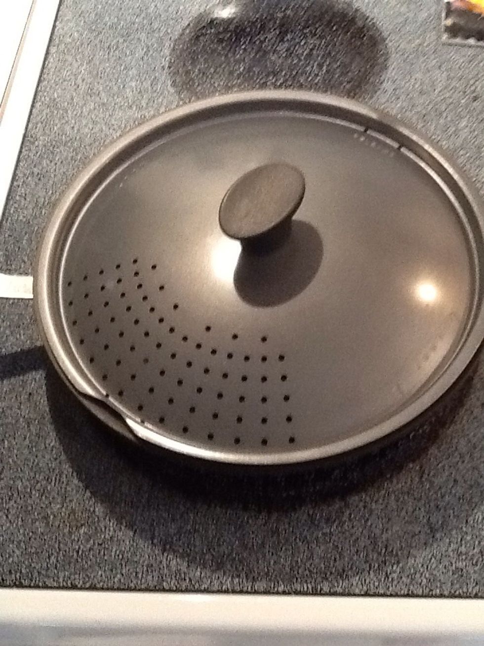 You can place a lid on top to prevent grease splatters.