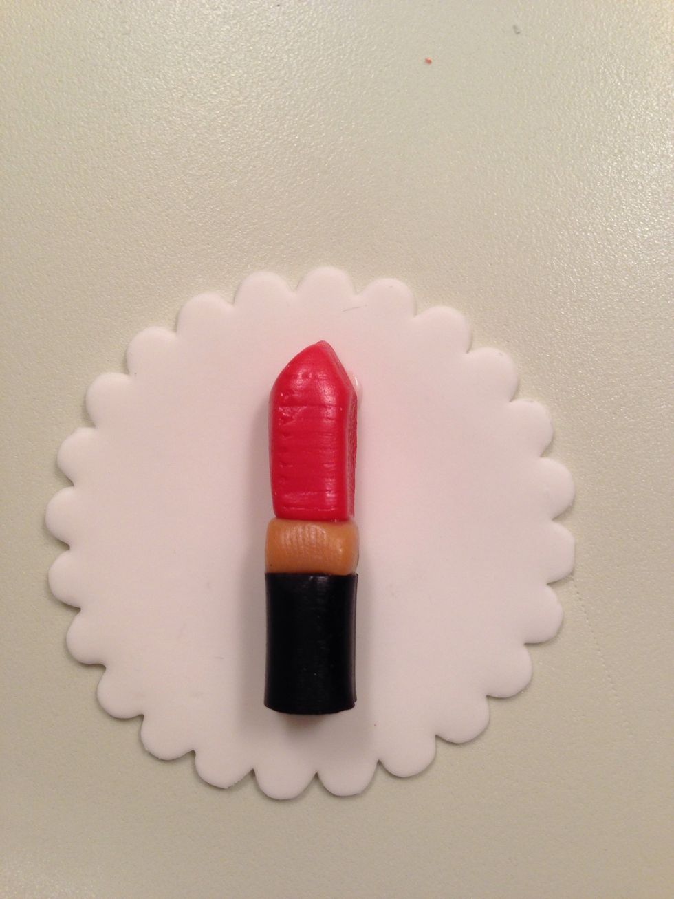 You can place it on a fondant disk.