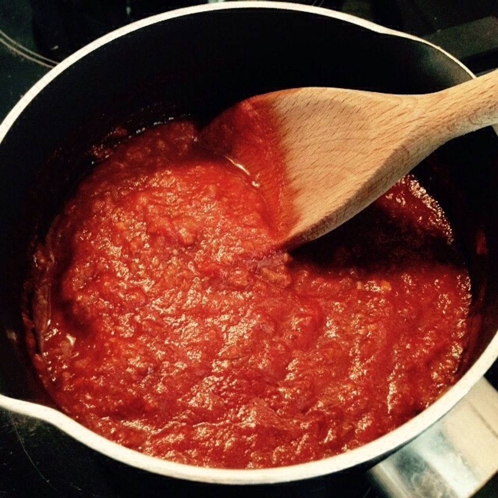 You can prepare the ragu using one of my guides, in case you did it before, you may have some jar of it around, ready to use. In that case just run it quickly in a pan, to reduce the consistency