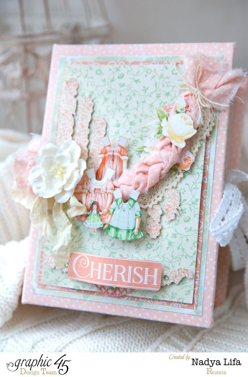 You can put inside this beautiful box your presents for Baby Shower! It will be great for baby's bootees or for little dress!