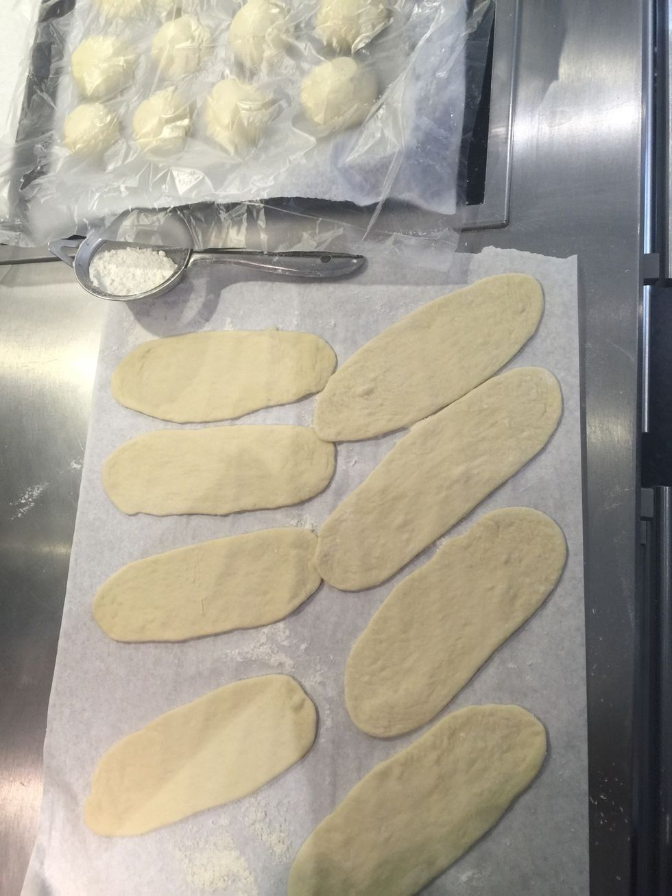 You can spread by hand, with the rolling pin or with the pasta machine