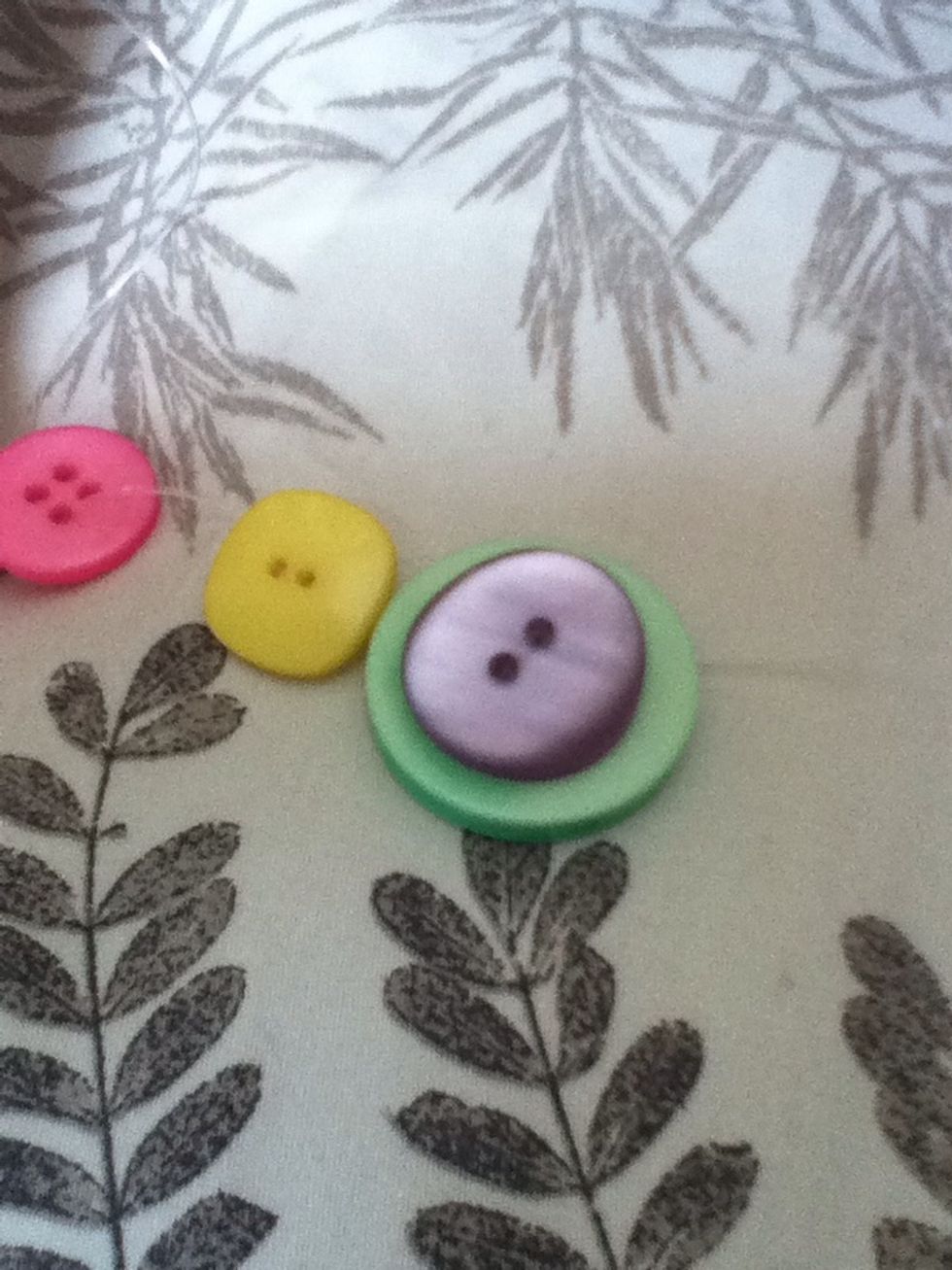 You can start to put the buttons on yhe elastic thread.