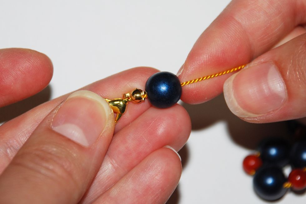 You can tie your first knot either after the clamshell or after your first stone - your choice! For this design, I've decided to start knotting after my first stone.