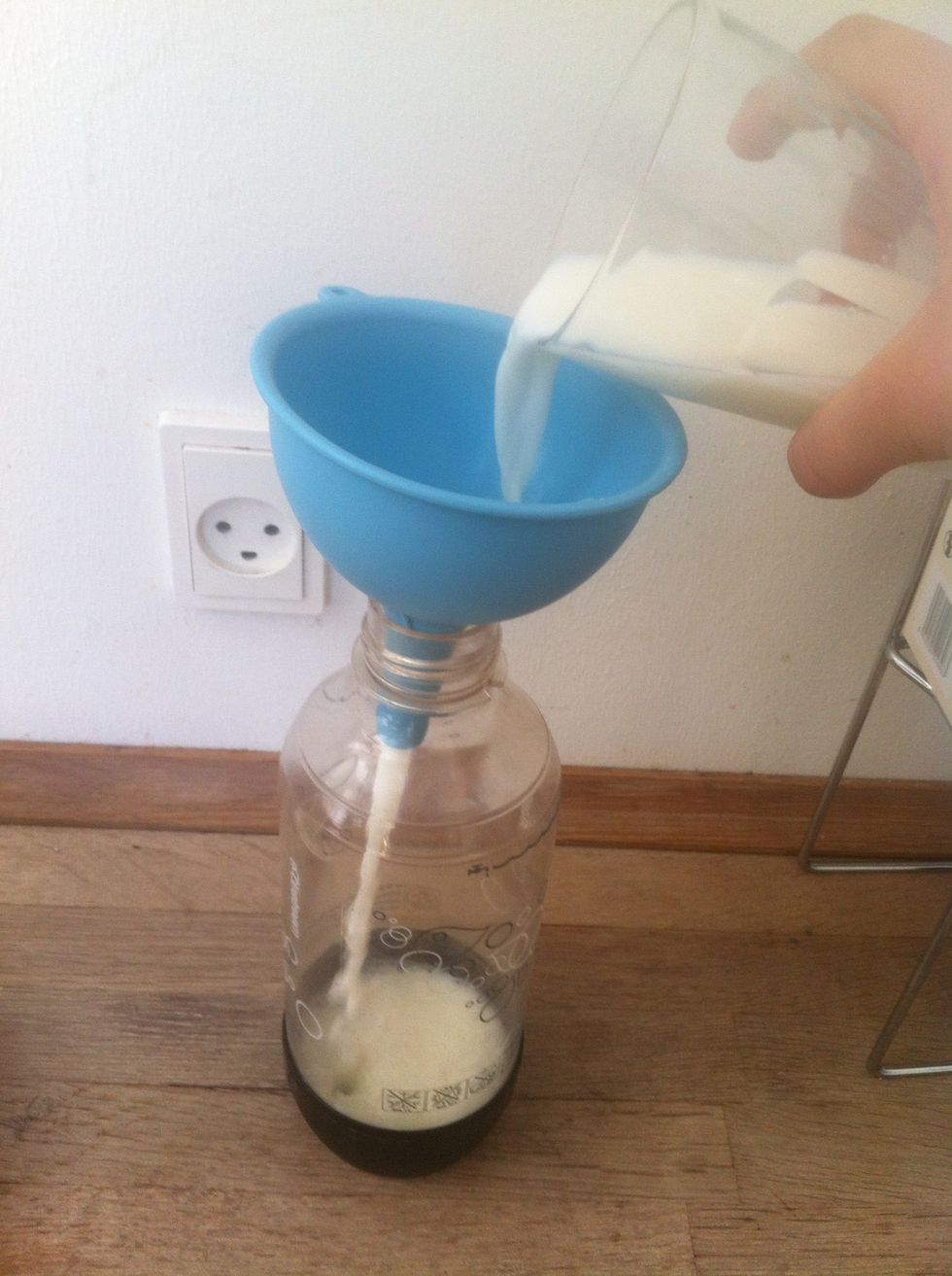 You can use a blender if you want, but i want to use a bottle so i can shake it :) Pore in the milk.