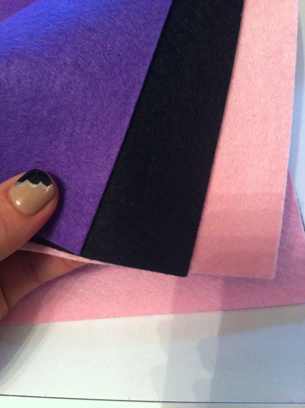 You can use any color felt fabric you want. I'm just using only three colors.