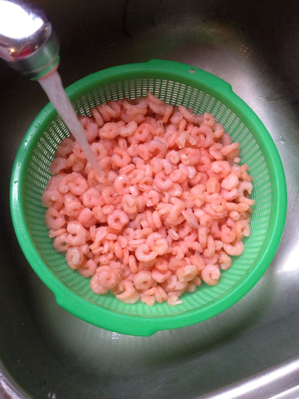 You can use any shrimp you like. If it's frozen, thaw it under cold water for about 5 minutes. Drain and set aside.