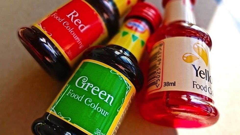 You can use any type of food colorant, in this tutorial I will be using a mixture of red and yellow to make a fruity summer shade.