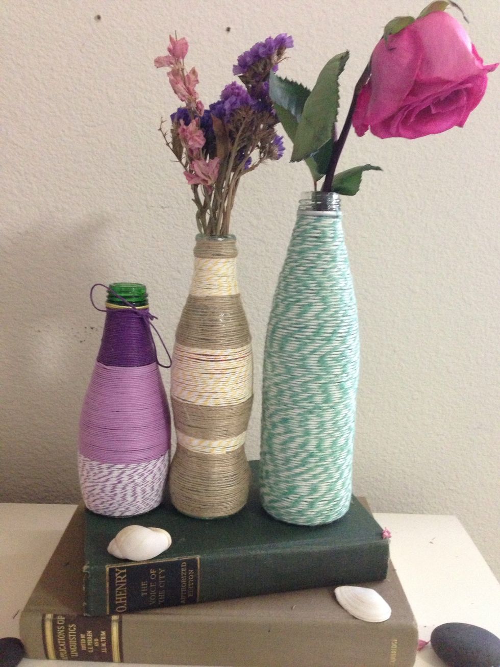 You can use dried or fresh flowers! Or you can even leave the vase as it is. The possibilities are endless.