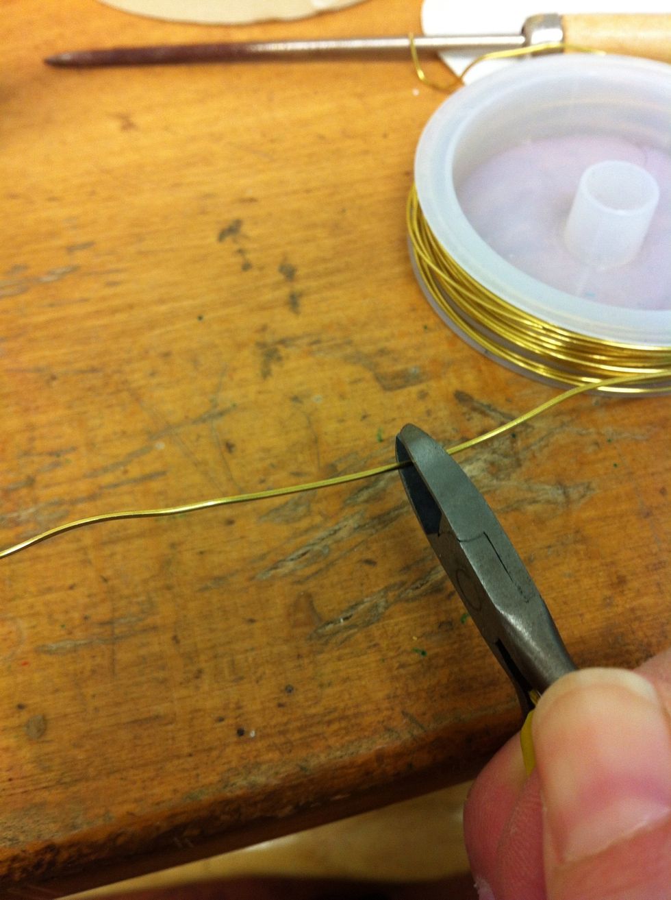 You cut the metal string in the size you want (prefers minimum 8 sm.)