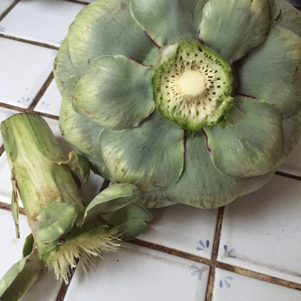 You have 2 options to cook the artichoke(s) : in a pan or in a pressure cooker.