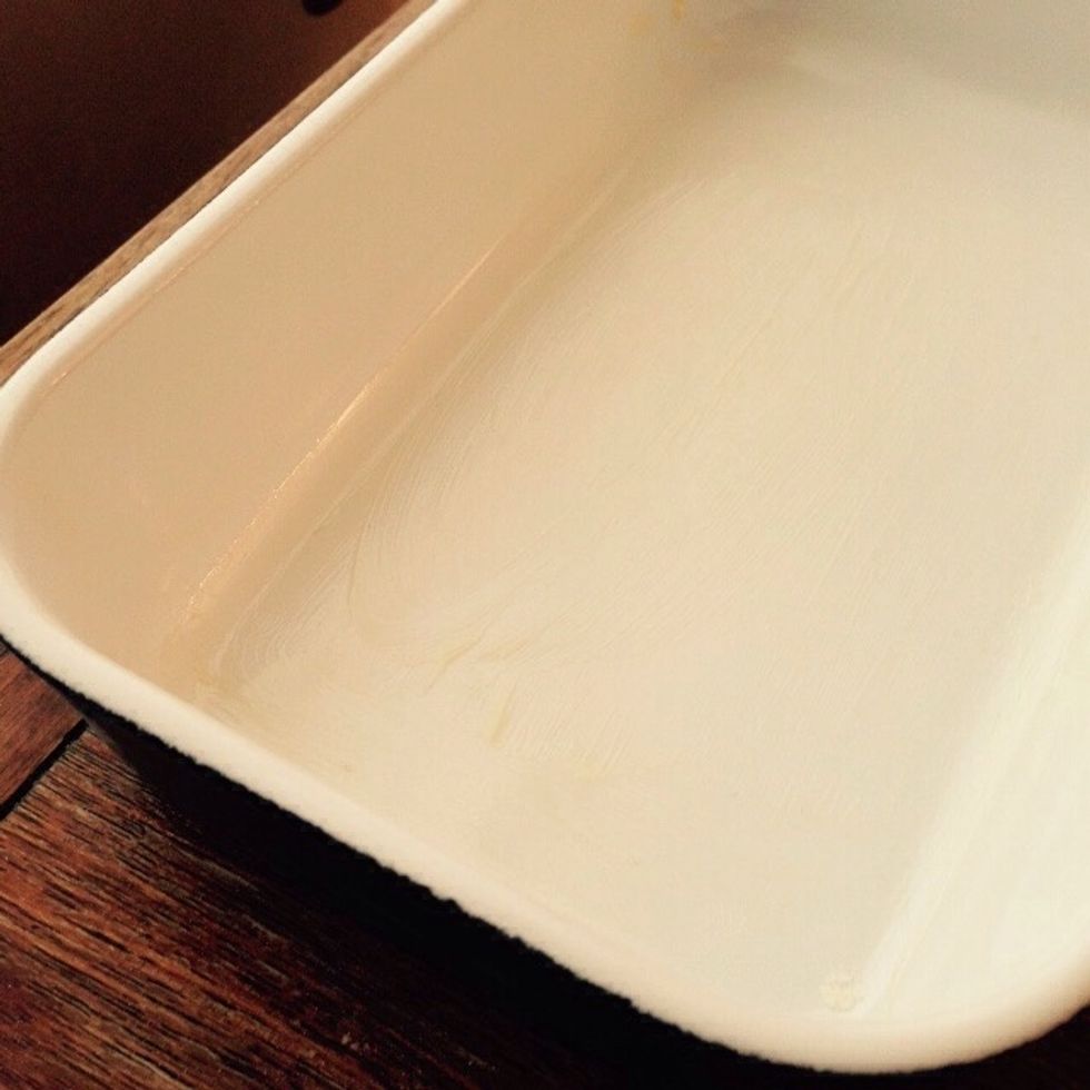 You have now all the components ready, time to start layering this! Take the baking tray and cover bottom and sides with butter.