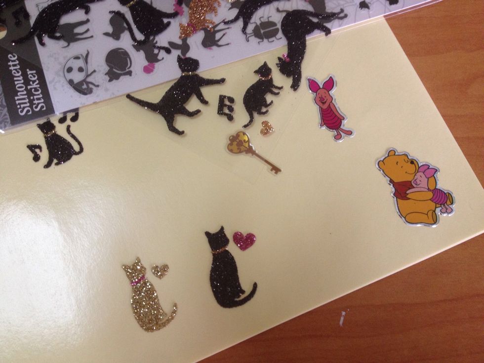 You may choose any object able to be encast within the size of the mould. It can be stickers, polymer clay, etc. However if you wish to encast an illustration, make sure to varnish it first.