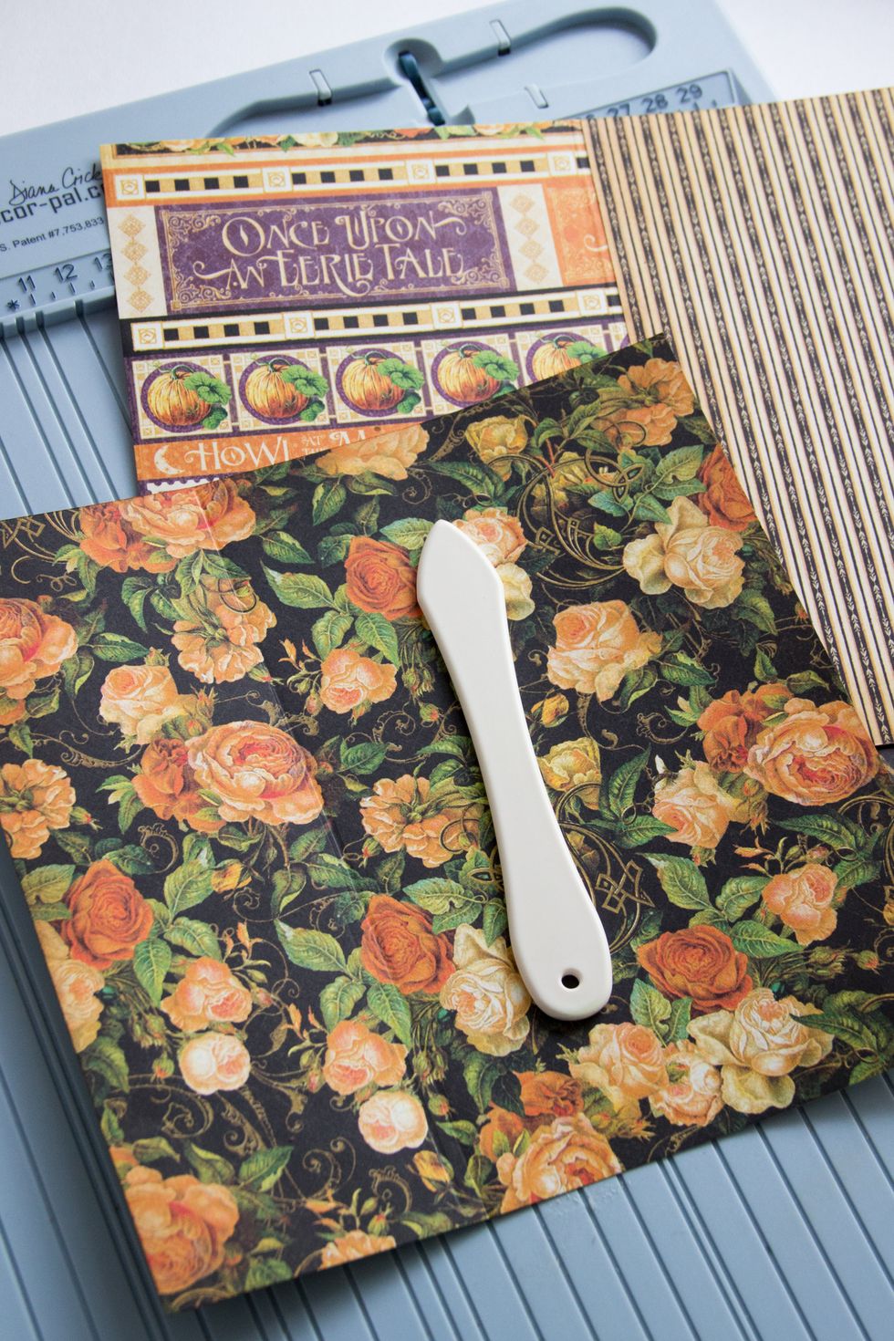 You may do a secret!!! Just cut a sheet 19/18 centimeters and scroll it, just pull back from the edge 7cm.