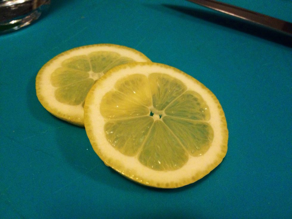You need 2 slices of lemon WITHOUT the peel. Remove it...