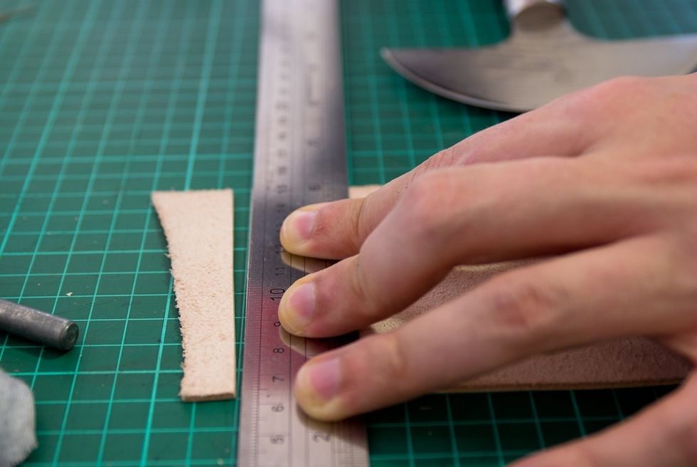 You need 4 pieces of leather at 2 thicknesses: Outside piece: 285mm by 87mm at 2.5-3mm thickness Inside piece: 130mm by 87mm at 2.5-3mm thickness CC slots: 97x87mm and 77x87mm at 1.5mm thickness