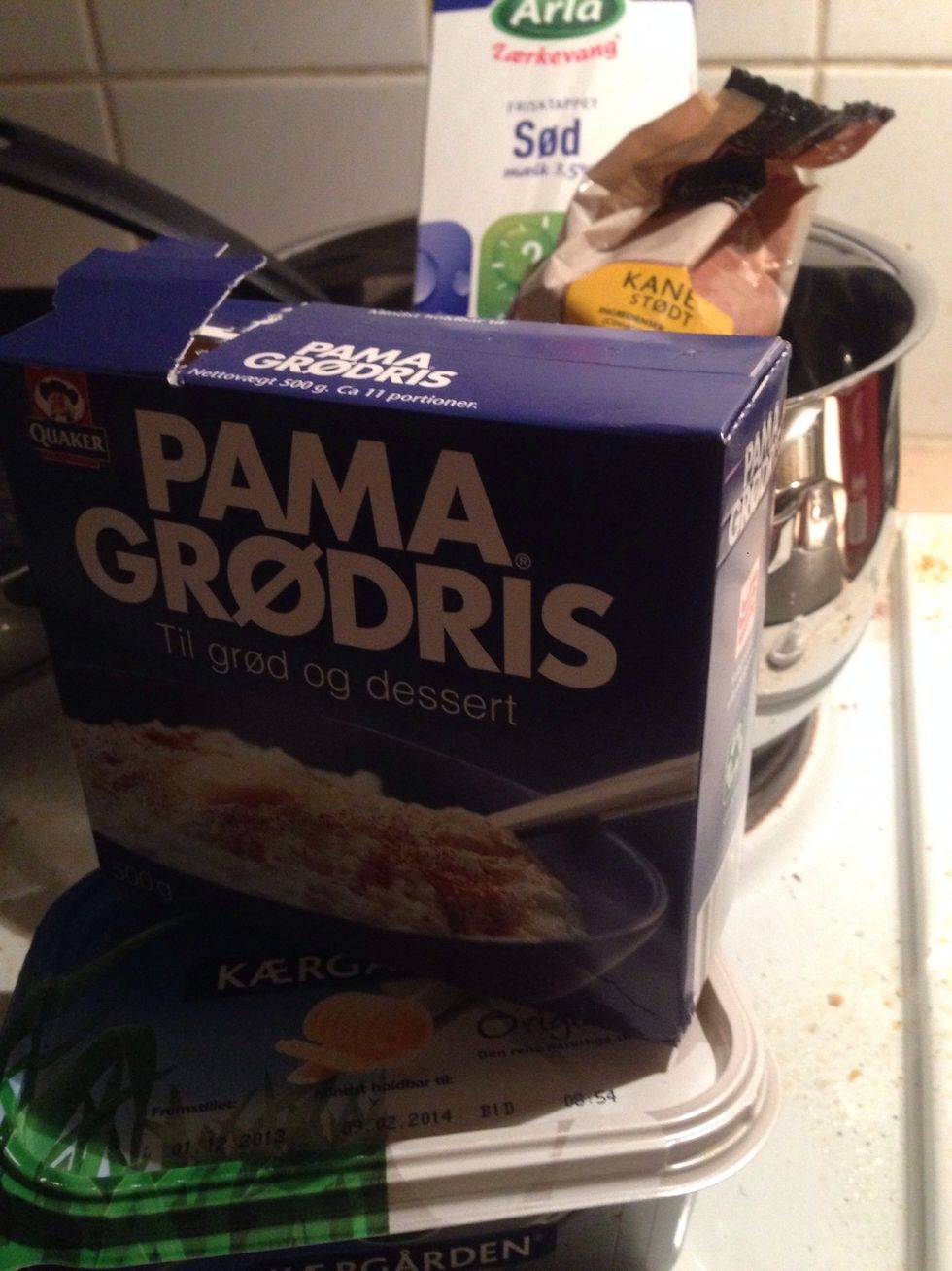 You need a pot, a spoon, milk and pudding rice. Salt for tasting. Cinnamon, sucker and butter for toppunkt if you like ;)