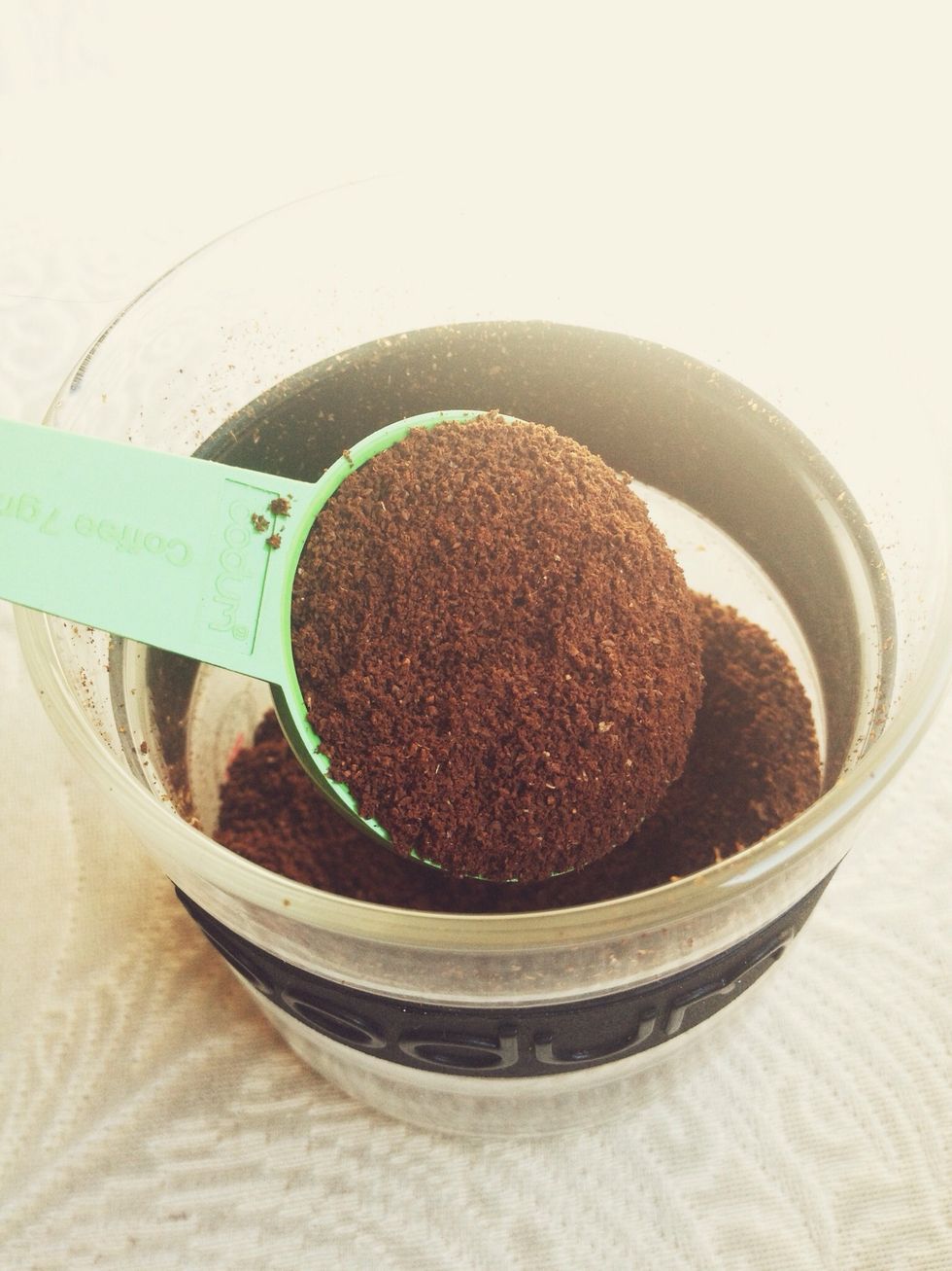 You need about 4 tbsp of medium fine grind coffee for a 16 oz cup. If you are making a cup any smaller, I'd still use 3 tbsp.