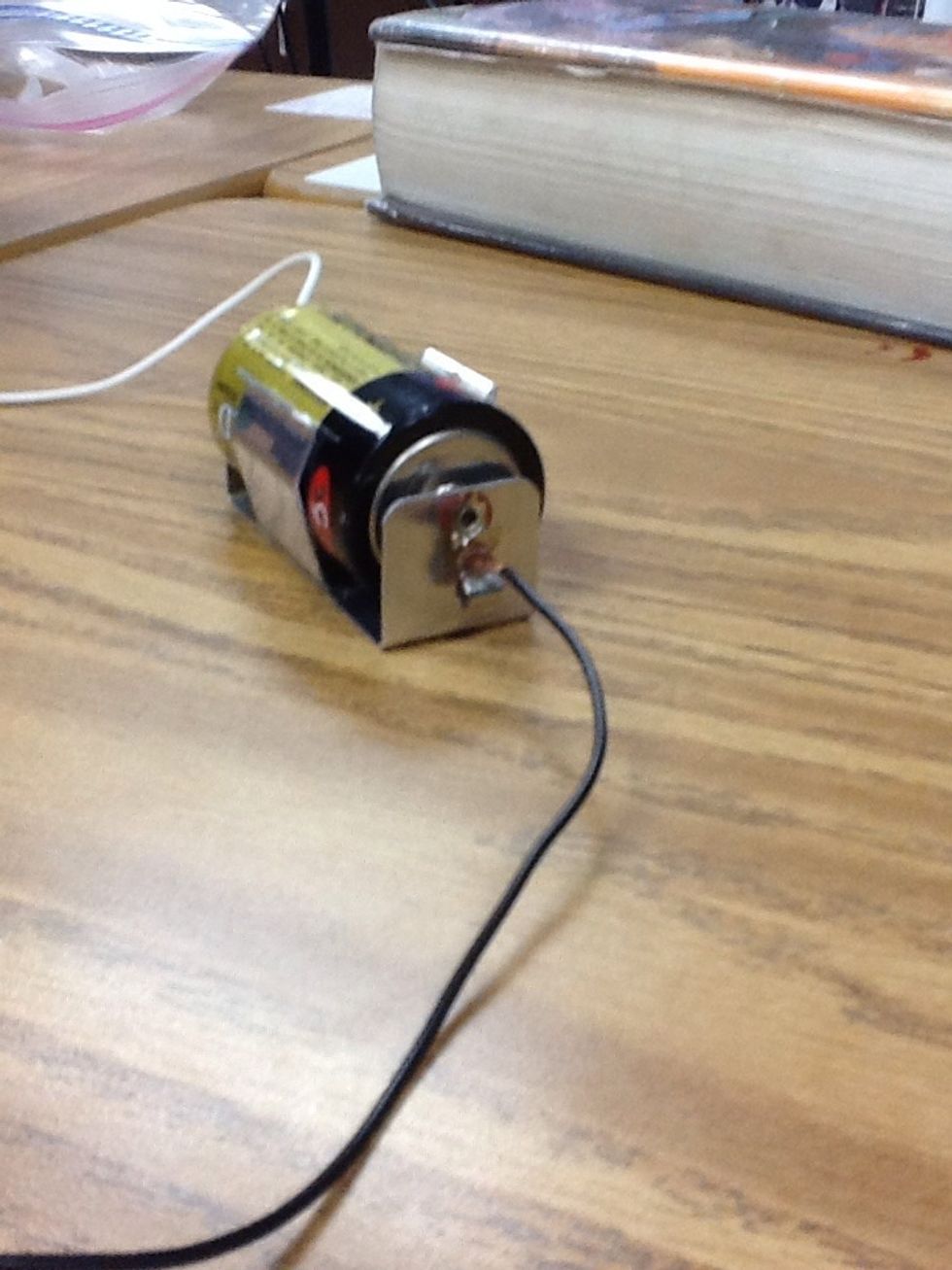 You need to attach 1 wire on each end to the power source.