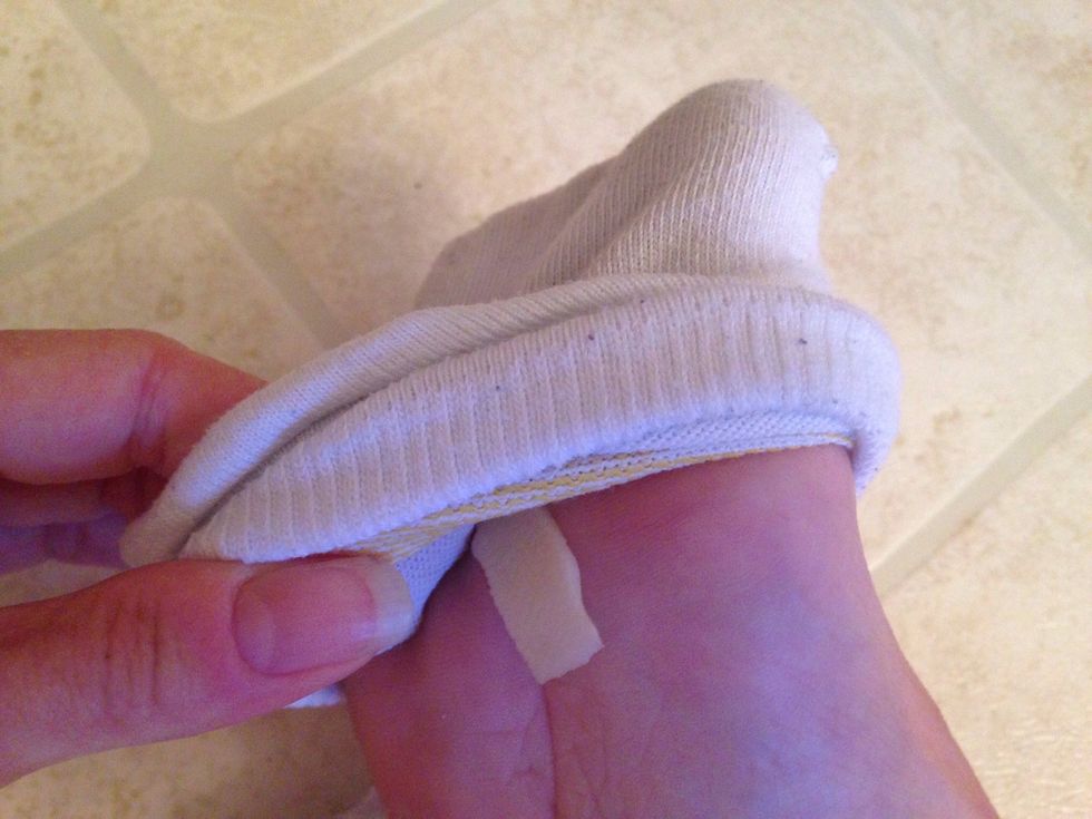 You need to keep the potato slice on the splinter anywhere from a few minutes to overnight. To keep the potato slice in place, you can use a bandaid or a sock if the splinter is on your foot.