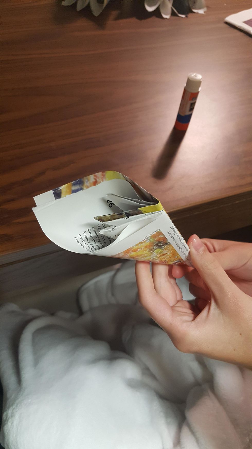 You now have a petal! Repeat steps 2-21 for your other 11 magazine pages