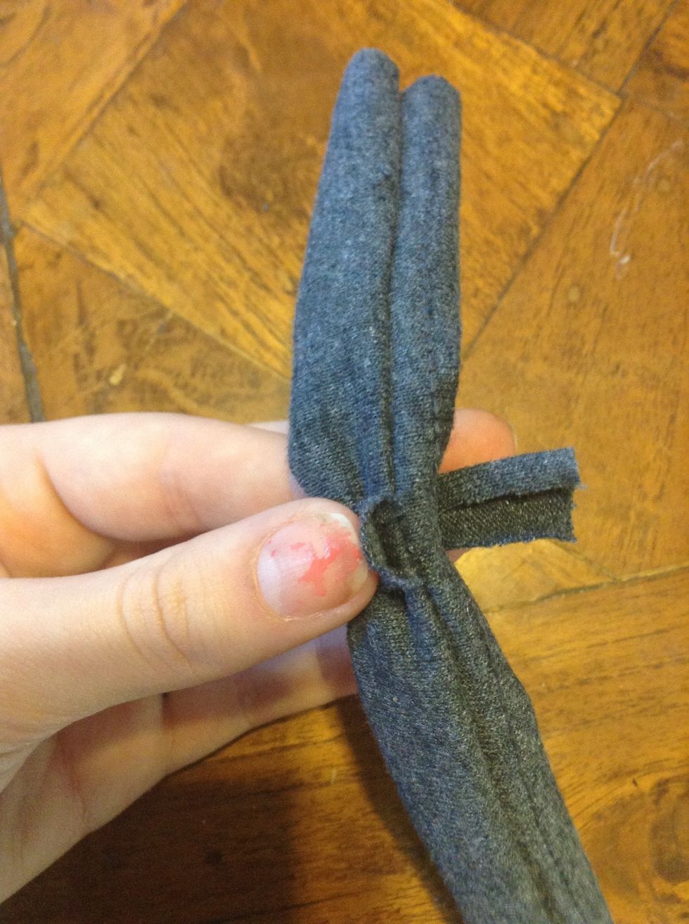 You're going to place it over the fronts middle, and glue it twice in the back. Once on the bow