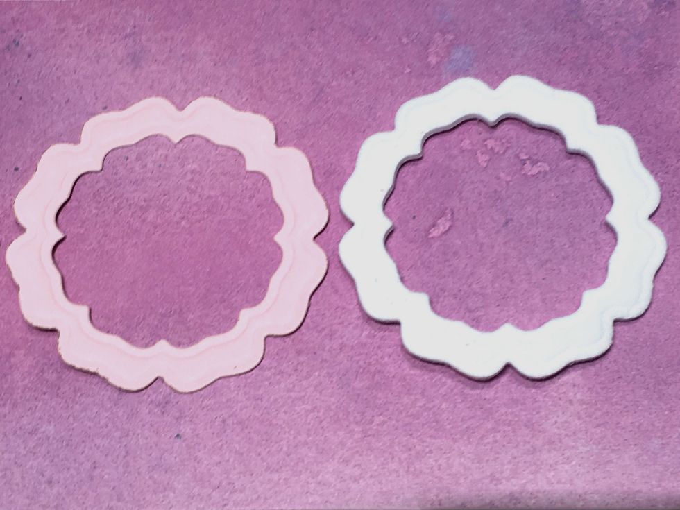 You should end up with paper and foam pieces like this.